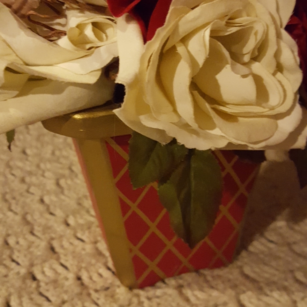 Home Decor Floral Centerpiece. - Picture 5 of 5